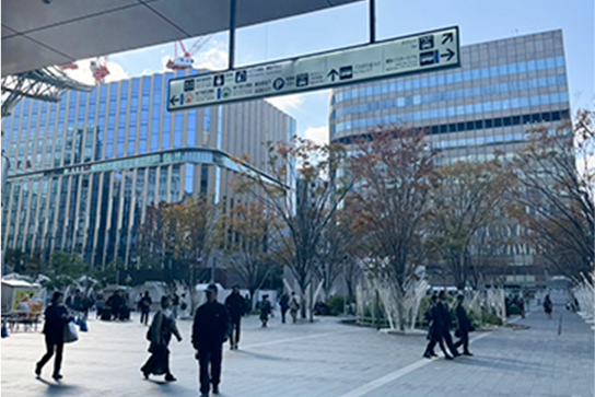 博多口から出て直進してください。