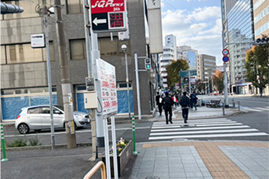 左手にパーキングが見えてきますので、そちらを左折してください。