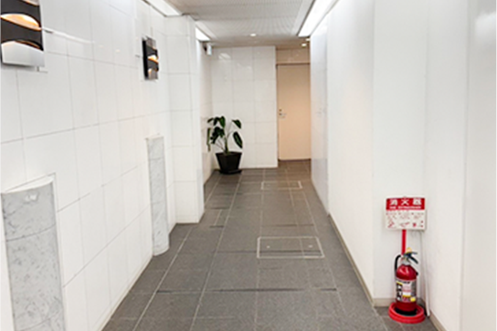 インターホン押さずにそのまま中へお入りください。エレベーターで9階へお越しください。