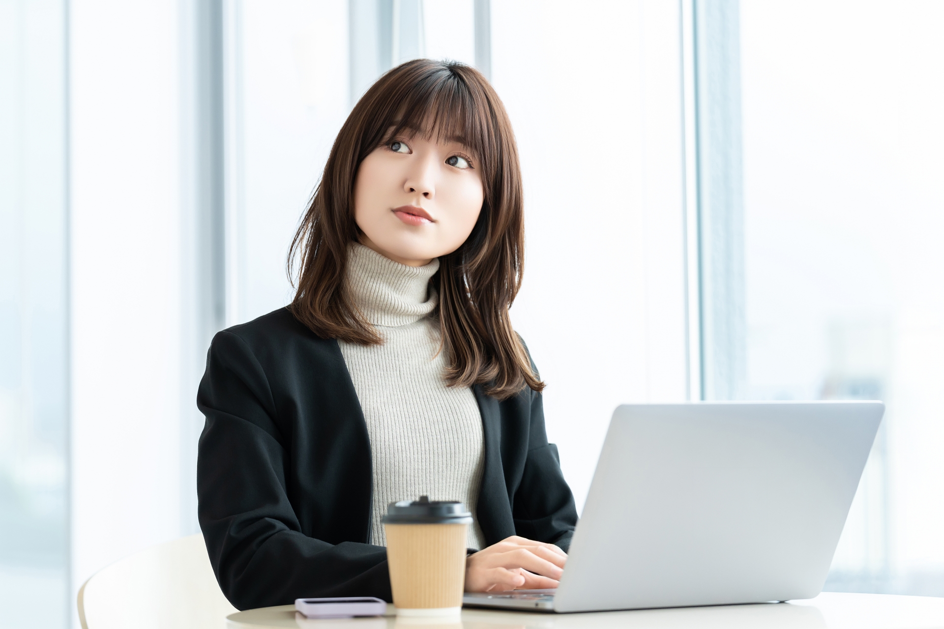 眉毛アートメイク後は翌日から仕事復帰できる？ダウンタイム中に避けるべき行為や目立たなくする方法などを解説